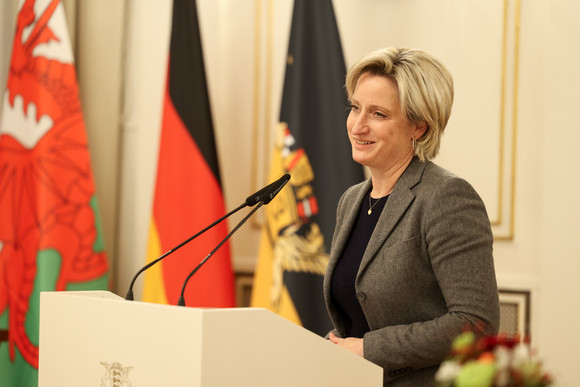 Europa Wales und Baden-Württemberg bauen Zusammenarbeit aus Wirtschaftsministerin Dr. Nicole Hoffmeister-Kraut bei ihrer Ansprache.