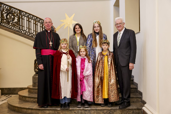 Aktion Dreikönigssingen Kretschmann empfängt Sternsingergruppen Ministerpräsident Winfried Kretschmann mit der Sternsingergruppe der Kirchengemeinde St. Sebastian Ottenbach, Diözese Rottenburg-Stuttgart