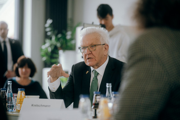 Schulbesuch Austausch zu Reformen für weiterführende Schulen Ministerpräsident Winfried Kretschmann (Mitte) im Gespräch