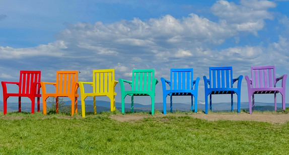 bunte Stühle 