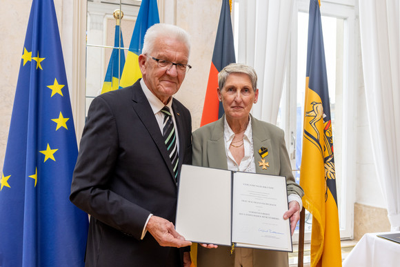 Auszeichnung Verdienstorden des Landes an 22 verdiente Persönlichkeiten Ministerpräsident Winfried Kretschmann (links) und Waltraud Eschelbach (rechts)