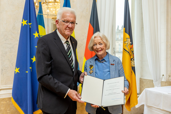Auszeichnung Verdienstorden des Landes an 22 verdiente Persönlichkeiten Ministerpräsident Winfried Kretschmann (links) und Gudrun Sidrassi-Harth (rechts)