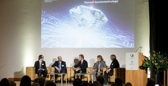 Forschung Verleihung des Landesforschungspreises und des Preises für mutige Wissenschaft 2016 Blick aufs Podium, Foto: MWK/Jan Potente
