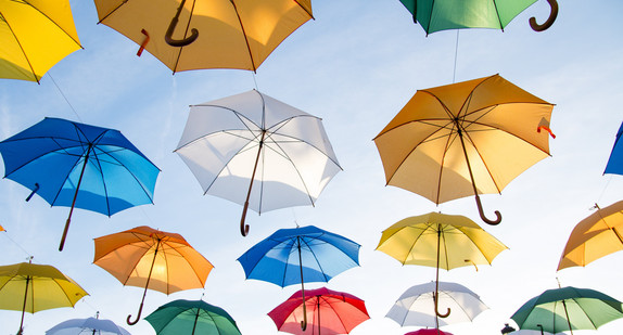 fliegende Regenschirme