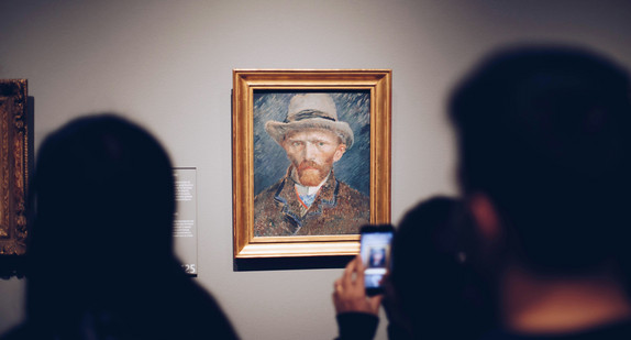 Besucher im Museum machen ein Bild vom Selbstporträt von Van Gogh