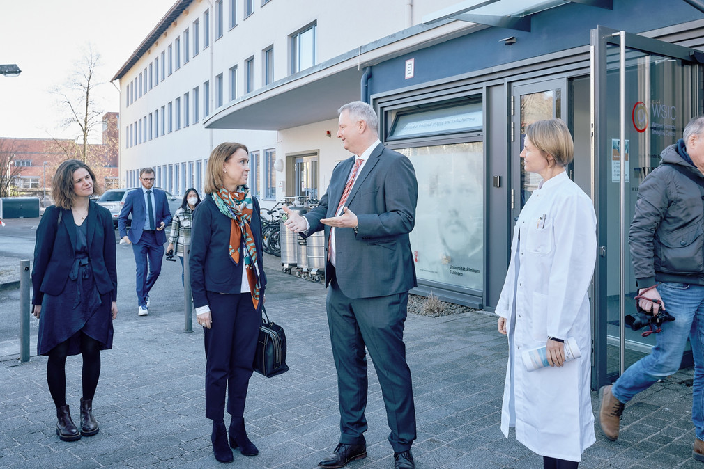 Wissenschaftsministerin Petra Olschowski zu Besuch am Uniklinikum Tübingen