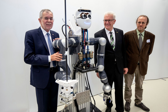 Besuch Österreichischer Bundespräsident besucht Baden-Württemberg v.l.n.r.: Österreichischer Bundespräsident Dr. Alexander Van der Bellen, Ministerpräsident Winfried Kretschmann und Prof. Dr. Bernhard Schölkopf betrachten den Roboter Apollo. (Bild: Staatsministerium Baden-Württemberg)