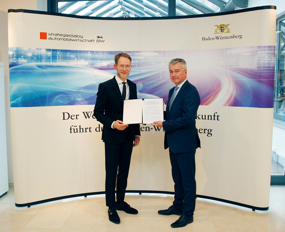 Strategiedialog Automobilwirtschaft Lenkungskreis übergibt Impulspapier an Europäische Kommission Staatssekretär Dr. Florian Stegmann (l.) übergibt das Positionspapier an Juraj Nociar (r.), den Kabinettchef des Vizepräsidenten der Europäischen Kommission, Maros Sefcovic. (Bild: © Alexander Louvet)