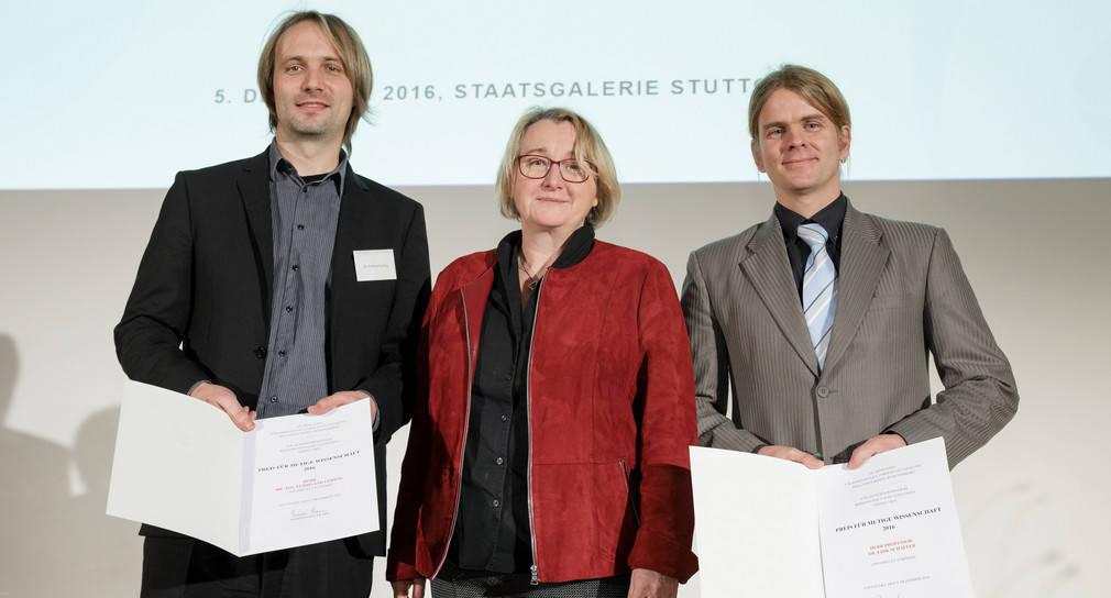 Ministerin Theresia Bauer mit Dr. Ferdinand Ludwig (li.) und Prof. Erik Schäffer (re.) bei der Preisverleihung in Stuttgart, Foto: MWK/Jan Potente