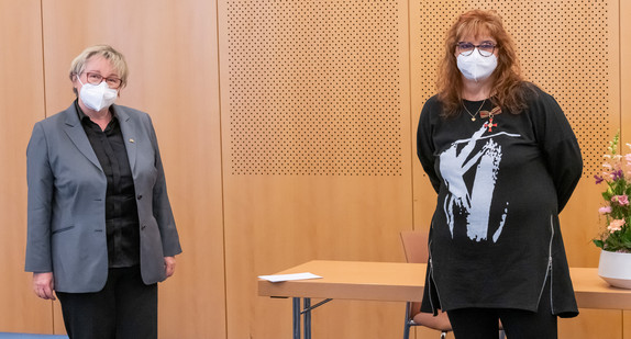 Wissenschaftsministerin Theresia Bauer zusammen mit der Mitbegründerin der „Selbsthilfegruppe für Lungenkrebskranke und ihre Angehörigen der Metropolregion Rhein-Neckar", Annette Hans (rechts), bei der Verleihung des Verdienstkreuzes am Bande der Bundesrepublik Deutschland für Annette Hans. Quelle: Universitätsklinikum Heidelberg
