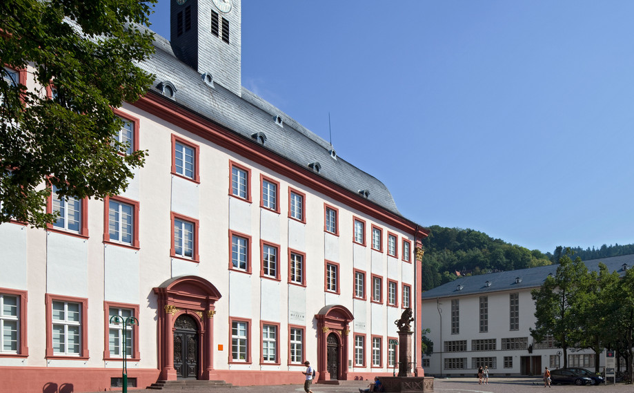 Universitätsplatz in der Altstadt Heidelberg mit der Alten und der Neuen Universität