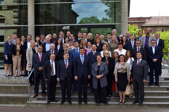 Europa 8. Sitzung der Gemischten Kommission Baden-Württemberg / Rumänien Gruppenbild anlässlich der 8. Sitzung der Gemischten Regierungskommission zwischen Baden-Württemberg und Rumänien am 15. Juli 2016 in Karlsruhe