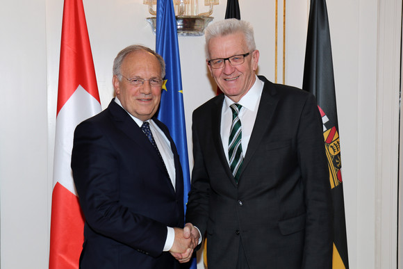 Besuch Kretschmann empfängt Schweizer Bundesrat Schneider-Ammann Ministerpräsident Winfried Kretschmann (r.) und der Schweizer Bundesrat Johann Schneider-Ammann (l.)