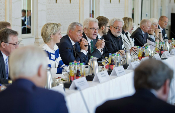 MOBILITÄT Strategiedialog Automobilwirtschaft Ministerpräsident Winfried Kretschmann (M.) beim Austausch mit Teilnehmern des Strategiedialogs Automobilwirtschaft