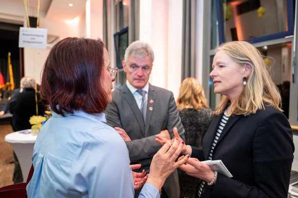Kabinett Bürgerempfang der Landesregierung in Bad Schussenried Thekla Walker (rechts), Ministerin für Umwelt, Klima und Energiewirtschaft, im Gespräch