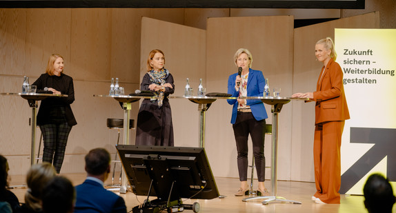 Wirtschaftsministerin Dr. Nicole Hoffmeister-Kraut, Wissenschaftsministerin Petra Olschowski und Kultusstaatssekretärin Sandra Boser im Gespräch auf der Bühne mit einer Moderatorin