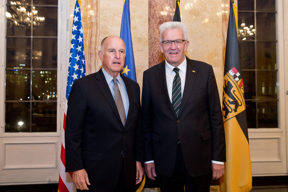 Besuch Kretschmann empfängt Gouverneur von Kalifornien Ministerpräsident Winfried Kretschmann (r.) und der Gouverneur von Kalifornien, Edmund G. „Jerry“ Brown Jr. (l.)