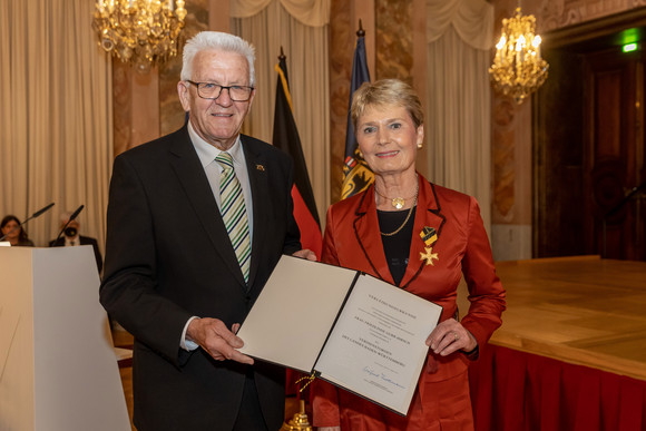 Auszeichnung Verdienstorden des Landes an 21 verdiente Persönlichkeiten Ministerpräsident Winfried Kretschmann (l.) und Friedlinde Gurr-Hirsch (r.)