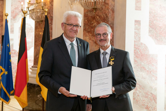 Auszeichnung Verdienstorden des Landes an 18 verdiente Persönlichkeiten Ministerpräsident Winfried Kretschmann (l.) und Prälat Dr. Peter Neher (r.) (Bild: Staatsministerium Baden-Württemberg)