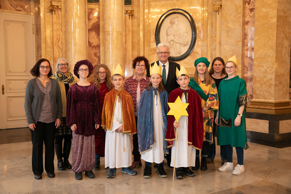 Tradition Kretschmann empfängt Sternsingergruppen Ministerpräsident Winfried Kretschmann und seine Frau Gerlinde (M.) mit den Sternsingern der Kirchengemeinde St. Michael (Kirchberg an der Murr) (Bild: Staatsministerium Baden-Württemberg)