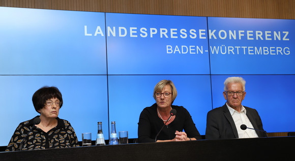 Pressekonferenz Optimierte Kostensteuerung im staatlichen Hochbau v.l.n.r.: Staatsrätin Gisela Erler, Finanzministerin Edith Sitzmann und Ministerpräsident Winfried Kretschmann