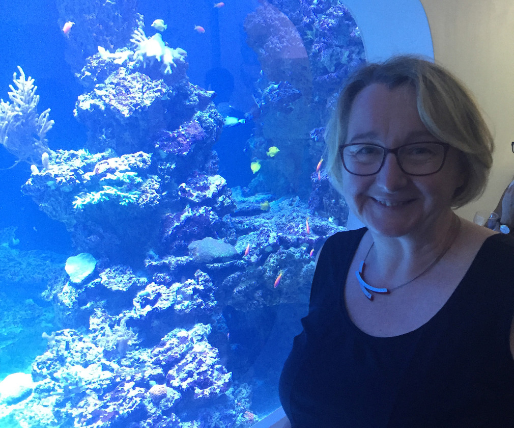 Ministerin Theresia Bauer vor dem neuen 240.000 Liter fassenden Meerwasserbecken, in dem das größte lebende Korallenriff Deutschlands heranwachsen wird (Foto Griener/SMNK).