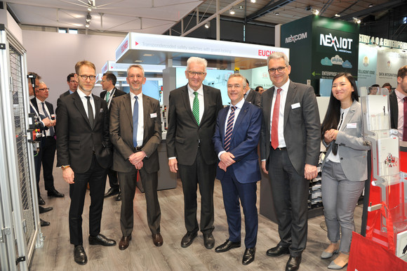 Wirtschaft Kretschmann besucht Hannover Messe Ministerpräsident Winfried Kretschmann (3.v.l.) besucht den Stand der EUCHNER GmbH & Co.KG aus Leinfelden-Echterdingen (Bild: Staatsministerium Baden-Württemberg)