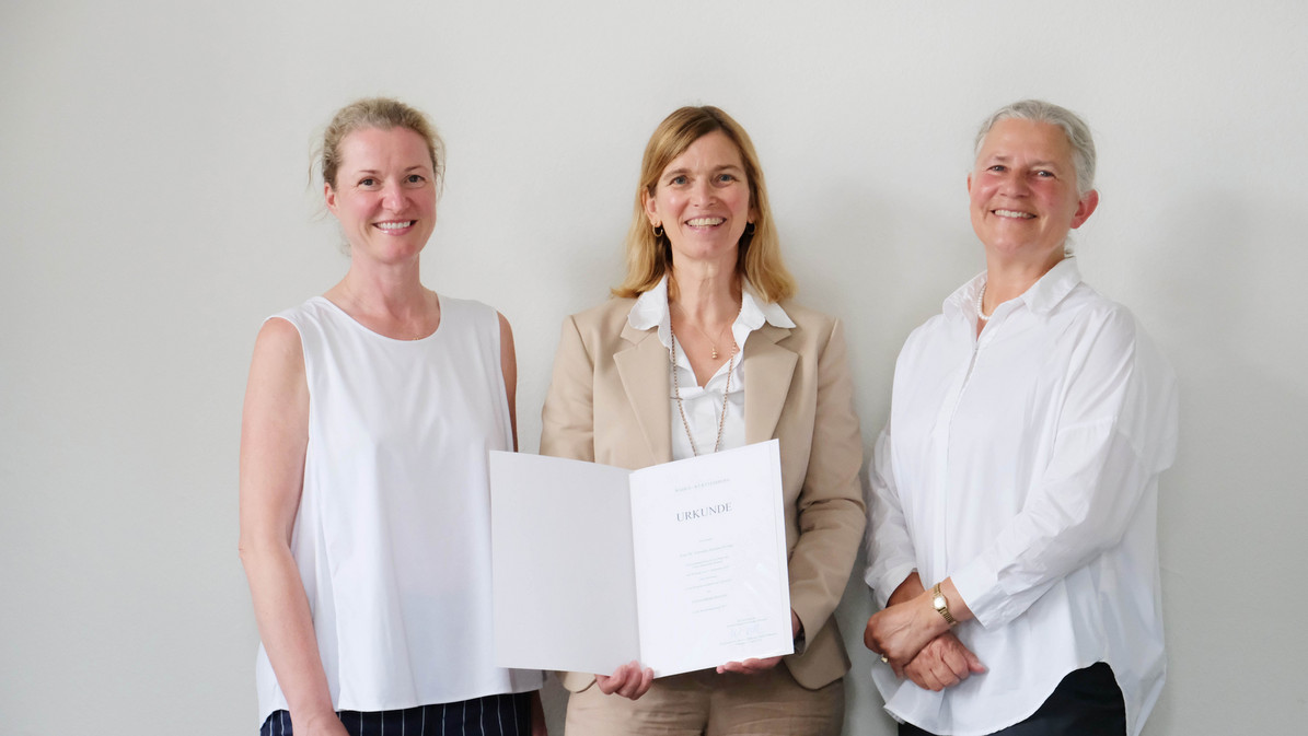 Rektorin Professorin Dr. Karla Pollmann überreichte Professorin Veronika Eyring (Mitte) die Berufungsurkunde an die Universität Tübingen. Eyring wird damit zugleich die erste von drei Gründungsdirektorinnen und -direktoren der connAIx Research School for Applied AI Baden-Württemberg in Heilbronn. Im Bild links: Professorin Katja Schenke-Layland, Prorektorin für Forschung, Innovation und Transfer.