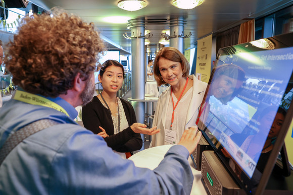 Ministerin Petra Olschowski besucht einen Infostand auf dem Schiff