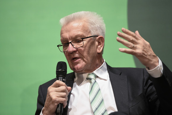 ZWISCHENBILANZ Nüchtern betrachtet erfolgreich – Kretschmann und Strobl in Bruchsal Ministerpräsident Winfried Kretschmann (Bild: Staatsministerium Baden-Württemberg)