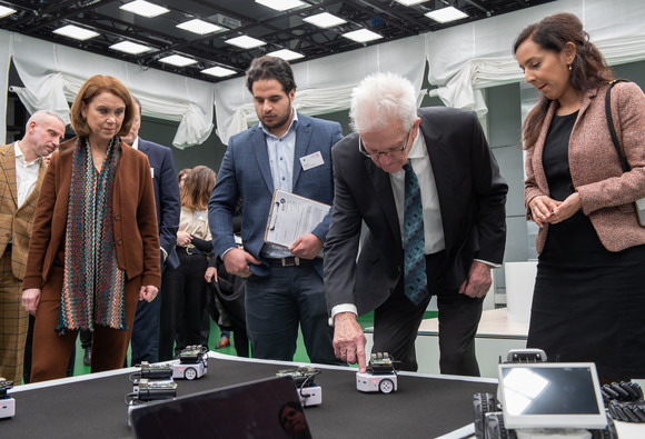 Hoschschulen Ministerin besucht Universität Konstanz Hier sehen Sie Ministerin Olschowski und Ministerpräsident Kretschmann bei der Besichtigung der Universität Konstanz