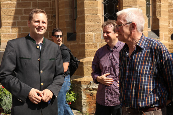Sommertour Kretschmann wandert mit Bürgerinnen und Bürgern Burg Hohenzollern: Prinz Georg Friedrich von Preußen (l.), Ministerpräsident Winfried Kretschmann (r.) und der Landrat des Zollernalbkreises, Günther-Martin Pauli (2.v.r.)