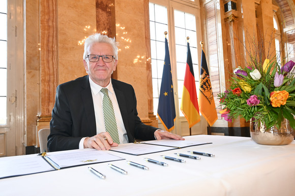 Sport Unterzeichnung des Solidarpakts Sport IV Ministerpräsident Winfried Kretschmann bei der Unterzeichnung des Solidarpakts Sport IV