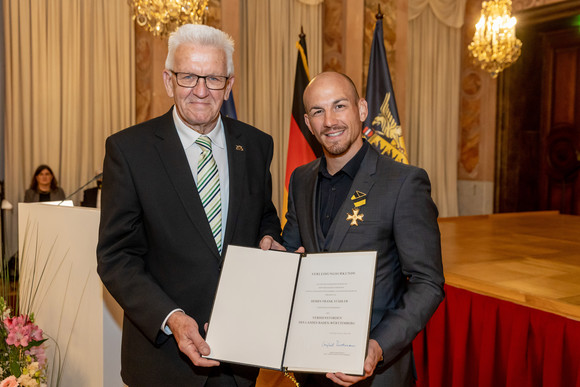 Auszeichnung Verdienstorden des Landes an 21 verdiente Persönlichkeiten Ministerpräsident Winfried Kretschmann (l.) und Frank Stäbler (r.)