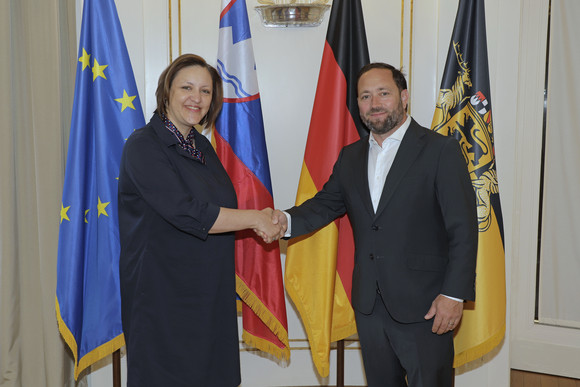 Antrittsbesuch Hassler empfängt slowenische Botschafterin Staatssekretär Florian Hassler (rechts) und die slowenische Botschafterin Dr. Ana Polak Petrič (links)