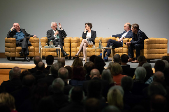 Demokratie Symposium „Demokratische Öffentlichkeit neu denken“ v.l.n.r.: Moderator Ralf Fücks, Ministerpräsident Winfried Kretschmann, Prof. Dr. Jeanette Hofmann, Bernd Ulrich und Dr. Robert Habeck bei der Podiumsdiskussion