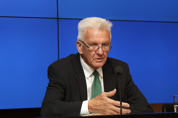 Pressekonferenz Beteiligung fördert Integration Ministerpräsident Winfried Kretschmann
