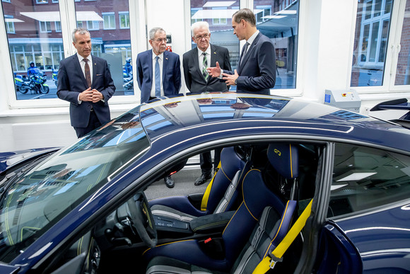 Besuch Österreichischer Bundespräsident besucht Baden-Württemberg Der österreichische Bundespräsident Dr. Alexander Van der Bellen (2.v.l.), Ministerpräsident Winfried Kretschmann (2.v.r) und Vorstandsvorsitzender der Porsche AG Oliver Blume (r.) (Bild: Staatsministerium Baden-Württemberg)