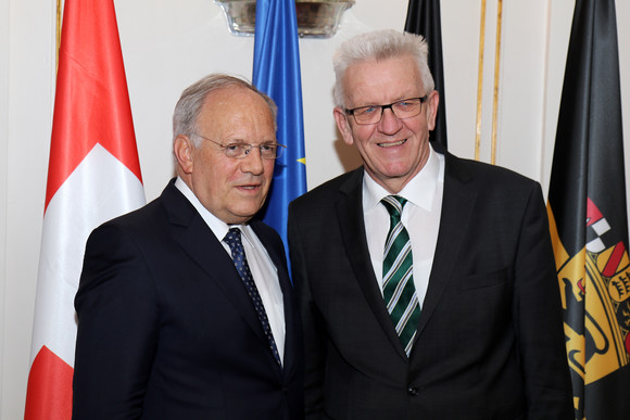 Besuch Kretschmann empfängt Schweizer Bundesrat Schneider-Ammann Ministerpräsident Winfried Kretschmann (r.) und der Schweizer Bundesrat Johann Schneider-Ammann (l.)