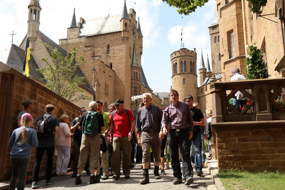 Sommertour Kretschmann wandert mit Bürgerinnen und Bürgern Burg Hohenzollern: Ministerpräsident Winfried Kretschmann (M.), rechts daneben Landrat Günther-Martin Pauli