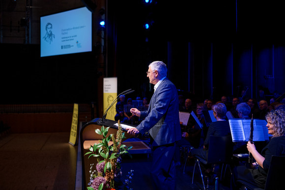 Kunst und Kultur 14 Amateurmusik-Vereine mit Conradin-Kreutzer-Tafel geehrt Kulturstaatsekretär Arne Braun