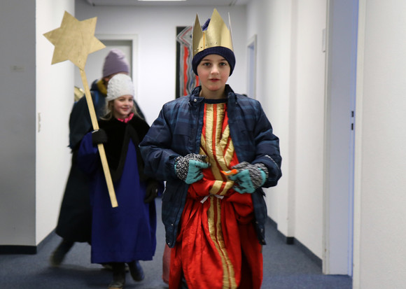 Sternsinger kommen im Ministerium an.