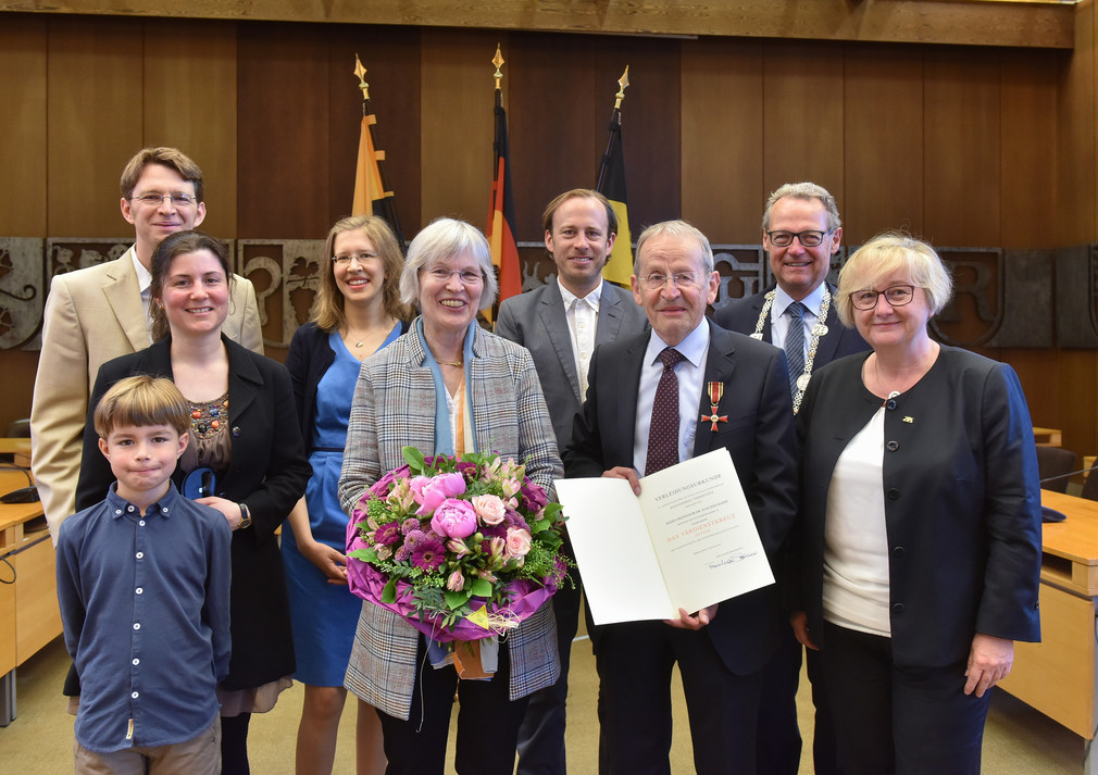 Schriesheim Rathaus - Verleihung des Bundesverdienstkreuzes an Joachim Maier (3.v.r.) mit Familie, Ministerin Theresia Bauer (re.) und BM Hoefer (2.v.r.) 