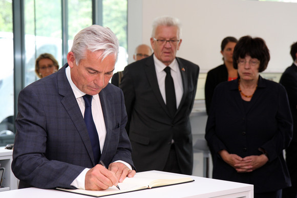 Trauer Eintrag in das Kondolenzbuch für Nizza Innenminister Thoma Strobl (l.) trägt sich in das Kondolenzbuch ein.