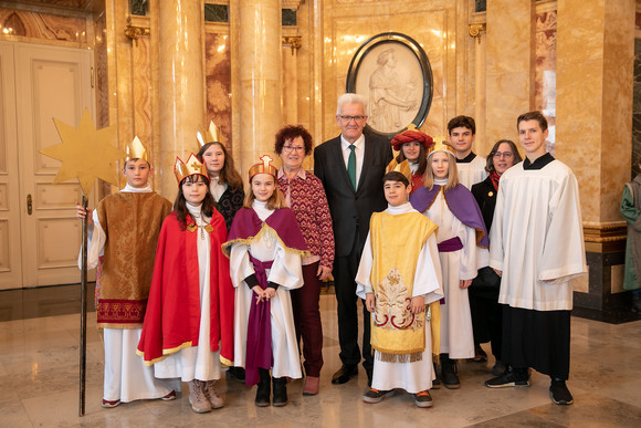 Tradition Kretschmann empfängt Sternsingergruppen Ministerpräsident Winfried Kretschmann und seine Frau Gerlinde (M.) mit den Sternsingern der Maria Heimsuchung (Kuhbach) (Bild: Staatsministerium Baden-Württemberg)
