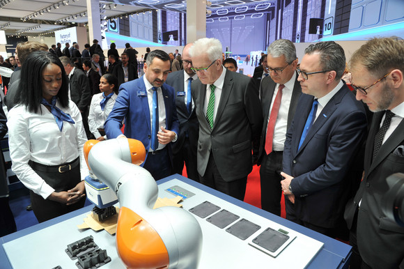 Wirtschaft Kretschmann besucht Hannover Messe Ministerpräsident Winfried Kretschmann (M.) besucht den Stand der SCHUNK GmbH & Co. KG aus Lauffen (Bild: Staatsministerium Baden-Württemberg)