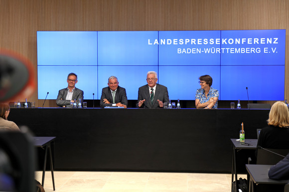 PRESSEKONFERENZ Mehr Sicherheit für das Land v.l.n.r.: Regierungssprecher Rudi Hoogvliet, Innenminister Thomas Strobl, Ministerpräsident Winfried Kretschmann und die Vorsitzende der Landespressekonferenz Baden-Württemberg, Barbara Schlegel