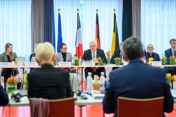Konferenz Grenzüberschreitende Zusammenarbeit mit der Région Grand Est Ministerpräsident Winfried Kretschmann (M.) bei der Konferenz zur grenzüberschreitenden Zusammenarbeit (Bild: Staatsministerium Baden-Württemberg)