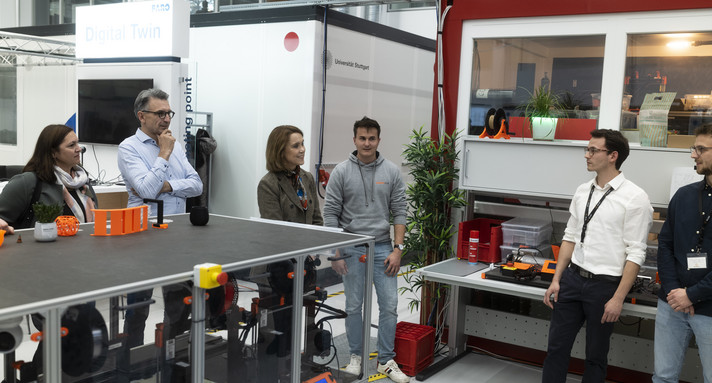 Ministerin Olschowski in der ARENA2036 der Universität Stuttgart