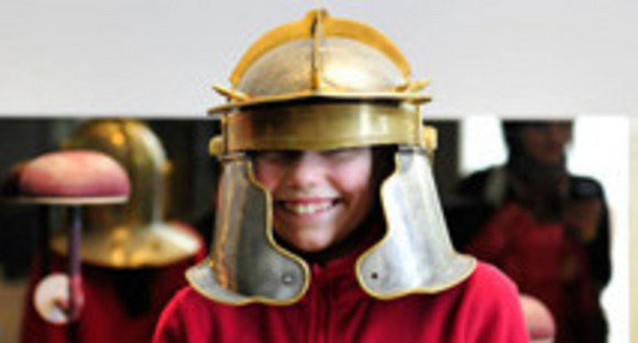Junge in Römerkostüm, Foto: Landesmuseum Württemberg